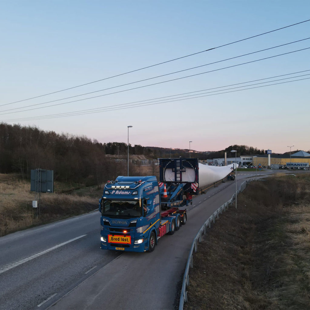 Daems Pilot Service - Windmolen vleugels dwars door Zweden